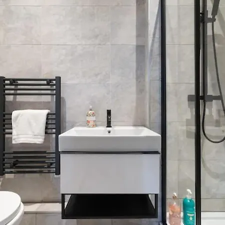 Spacious Modern Centre Castle Views *