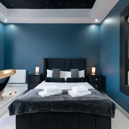 Spacious Modern Centre Castle Views