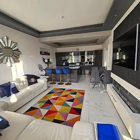 Spacious Modern Centre Castle Views