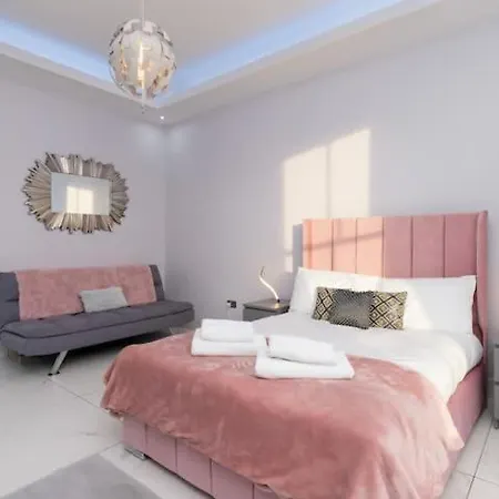 Spacious Modern Centre Castle Views *