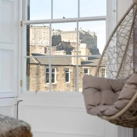 Spacious Modern Centre Castle Views