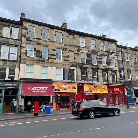 Spacious Modern Centre Castle Views