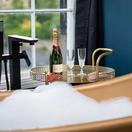 Spacious Modern Centre Castle Views Apartment Edinburgh