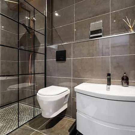 Spacious Modern Centre Castle Views