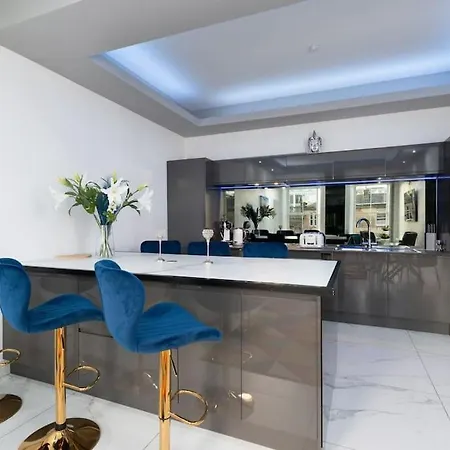 Spacious Modern Centre Castle Views Apartment