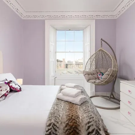 Spacious Modern Centre Castle Views *