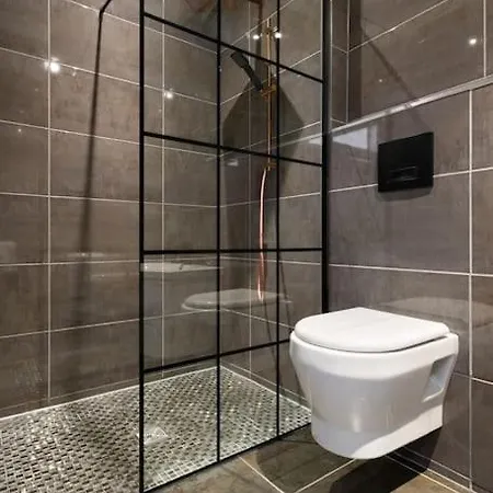 Spacious Modern Centre Castle Views Apartment *