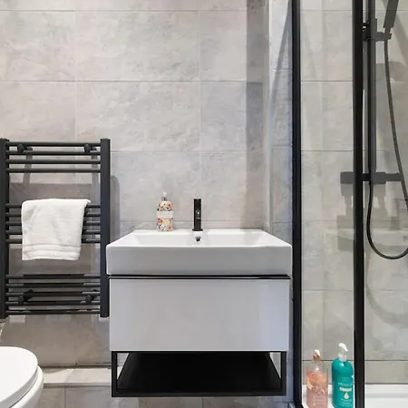 Spacious Modern Centre Castle Views Apartment