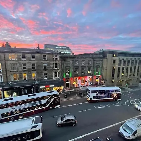 Spacious Modern Centre Castle Views * Edinburgh