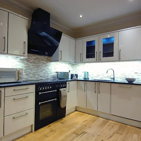 Spacious 3 Bed Townhouse With Parking *