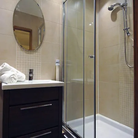 Spacious 3 Bed Townhouse With Parking Apartamento