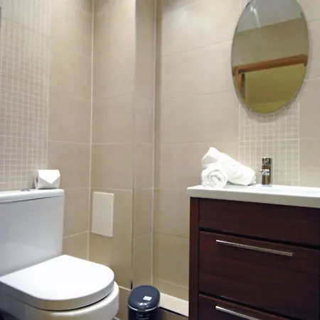 Spacious 3 Bed Townhouse With Parking Apartamento