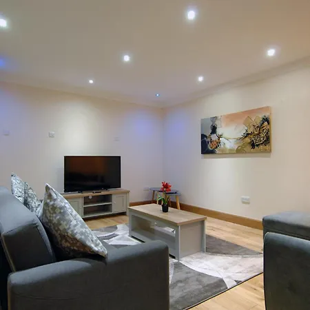 Spacious 3 Bed Townhouse With Parking *