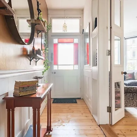 アパート The Holyrood Park Hideaway Is A Lush & Arty 2 Double Bed エディンバラ