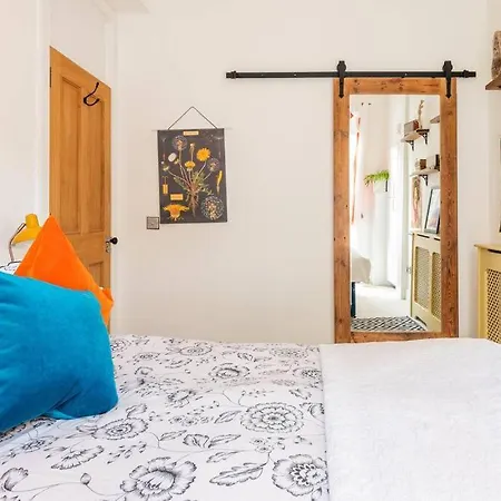 The Holyrood Park Hideaway Is A Lush & Arty 2 Double Bed アパート