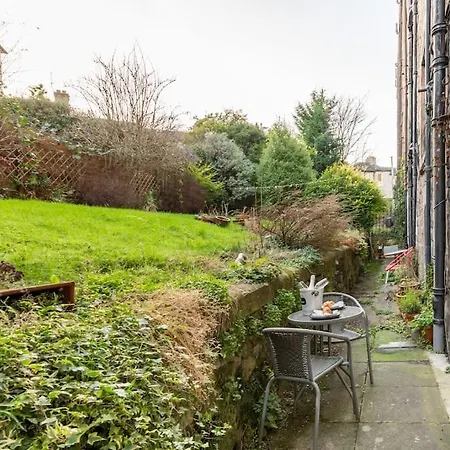 アパート The Holyrood Park Hideaway Is A Lush & Arty 2 Double Bed エディンバラ