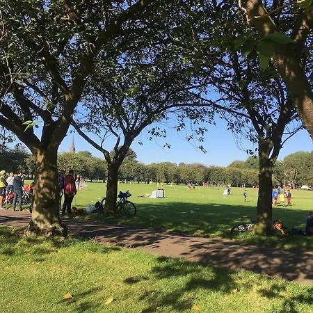 The Holyrood Park Hideaway Is A Lush & Arty 2 Double Bed アパート