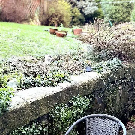 The Holyrood Park Hideaway Is A Lush & Arty 2 Double Bed エディンバラ