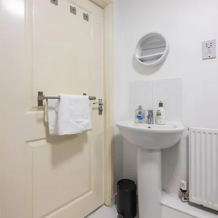 Apartment Stunning 1 Bd Flat In Lochend Park With A Patio *