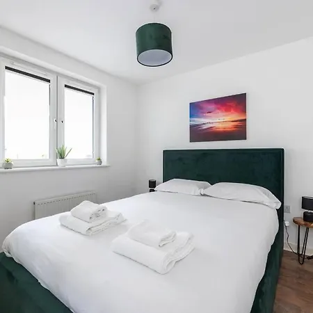 Stunning 1 Bd Flat In Lochend Park With A Patio Apartment *