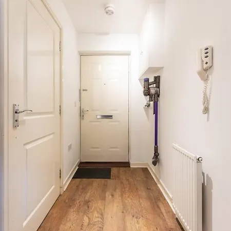 Stunning 1 Bd Flat In Lochend Park With A Patio *