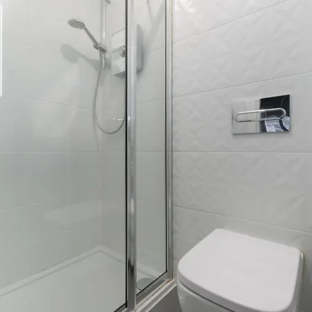 Pass The Keys Main Door 3 Bed With Free Parking *