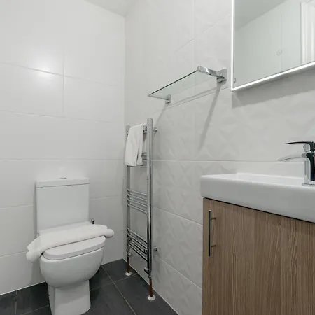 Pass The Keys Main Door 3 Bed With Free Parking Apartment Edinburgh