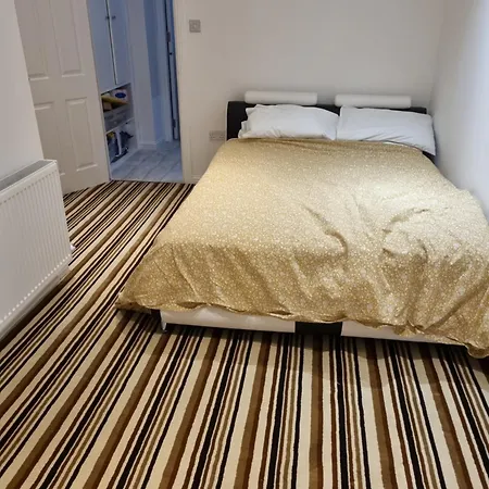 A Unique Two Level Main Door Flat In Leith, 3 Bedrooms. * Edimburgo