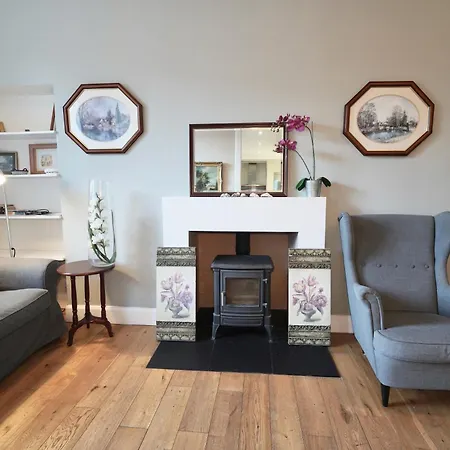 Spacious 2 Bed Next To Royal Mile & Waverley