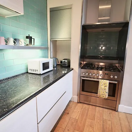 Spacious 2 Bed Next To Royal Mile & Waverley *