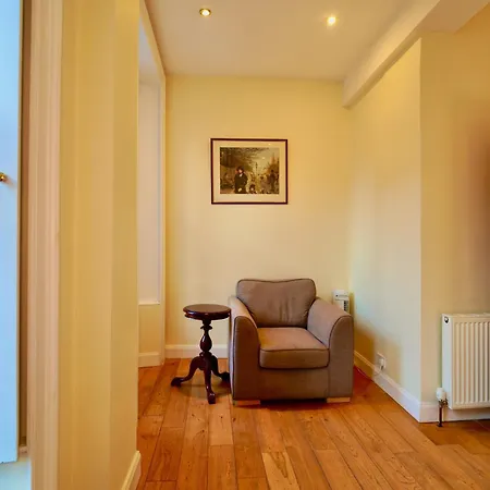 Spacious 2 Bed Next To Royal Mile & Waverley
