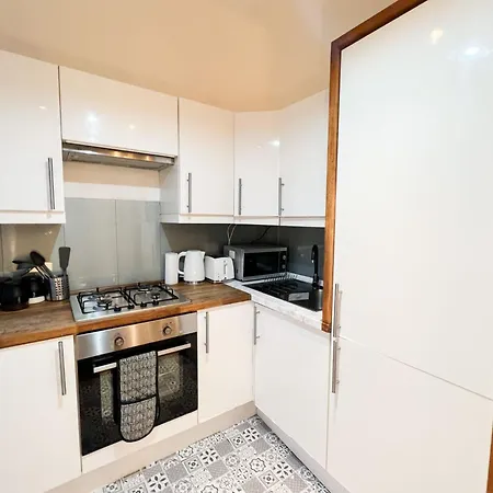 Central Edinburgh, Quirky & Modern 1 Bed Apartment *
