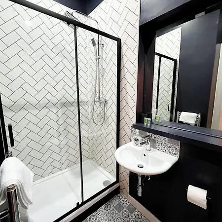 Central Edinburgh, Quirky & Modern 1 Bed Apartment *