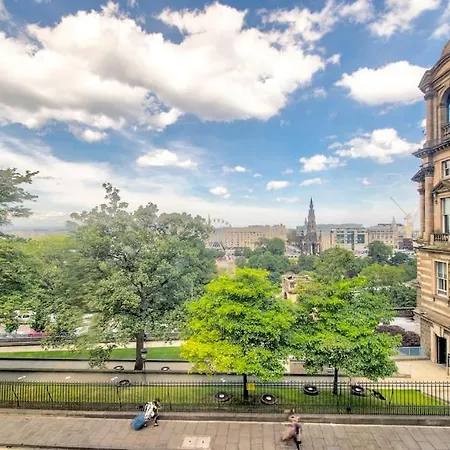 Modern Flat With Views By The Royal Mile Edinburgh