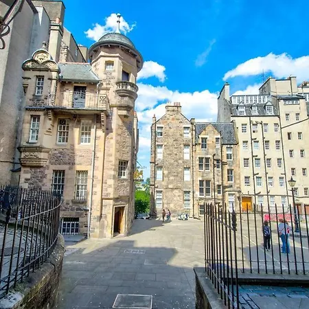 아파트 Modern Flat With Views By The Royal Mile *