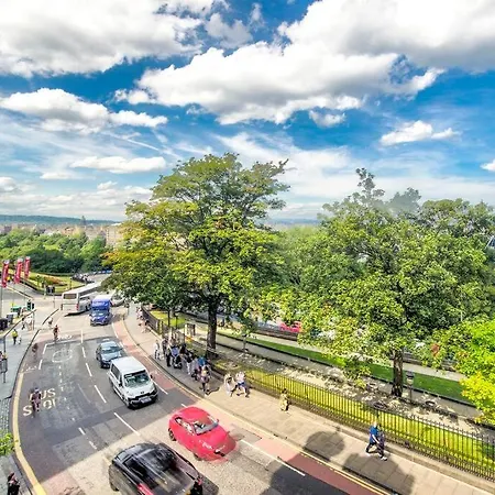 Modern Flat With Views By The Royal Mile *