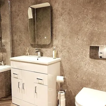 Montgomery Lovely 3 Bedroom With Private Garden In Centre דירה אדינבורו