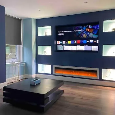 Montgomery Lovely 3 Bedroom With Private Garden In Centre דירה