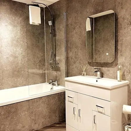 Montgomery Lovely 3 Bedroom With Private Garden In Centre דירה