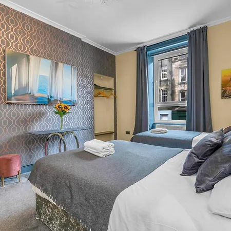 Cosy Modern Centre Flat *