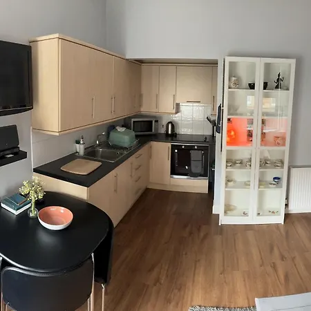 Two Bedroom With Free Side Street Parking 24 *