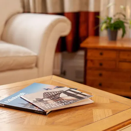 Stylish Victorian Apartment's Close To The Botanical Gardens, Free Parking!