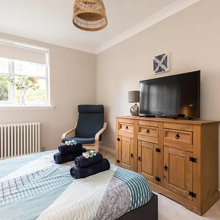 Cosy Roseburn Apartment, - 2 Bedrooms, Free Parking Apartman