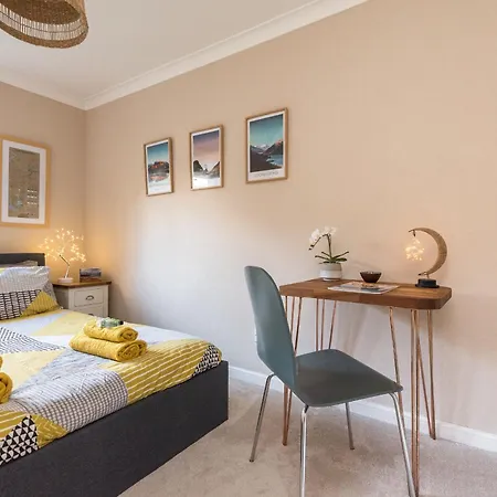 Cosy Roseburn Apartment, - 2 Bedrooms, Free Parking * Edinburgh