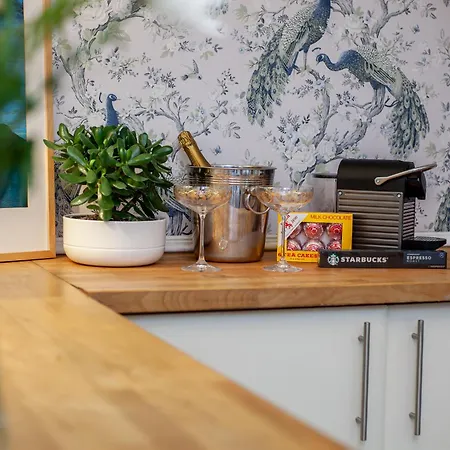 Stylish Victorian Apartment's Close To The Botanical Gardens, Free Parking!