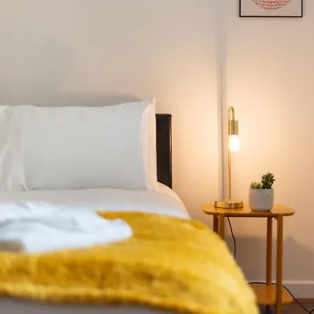 Ground Floor 2 Bed Flat Slateford エディンバラ