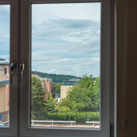 Ground Floor 2 Bed Flat Slateford * エディンバラ