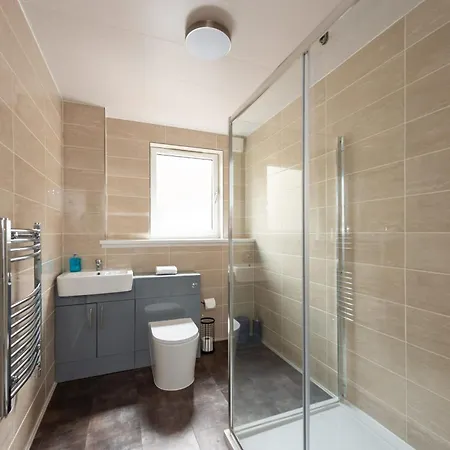 Ground Floor 2 Bed Flat Slateford アパート