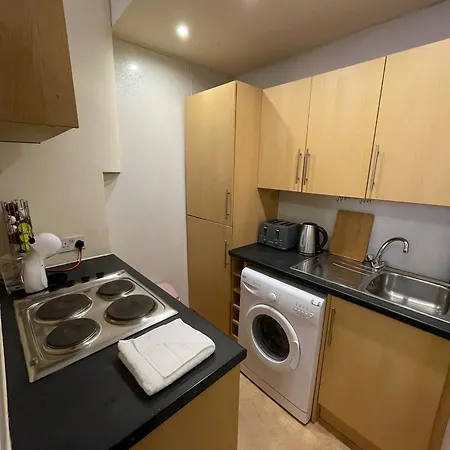 Comfy 2 Bedroom Flat Near City Center