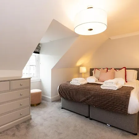 Righ - Luxurious Centre Three Bedroom